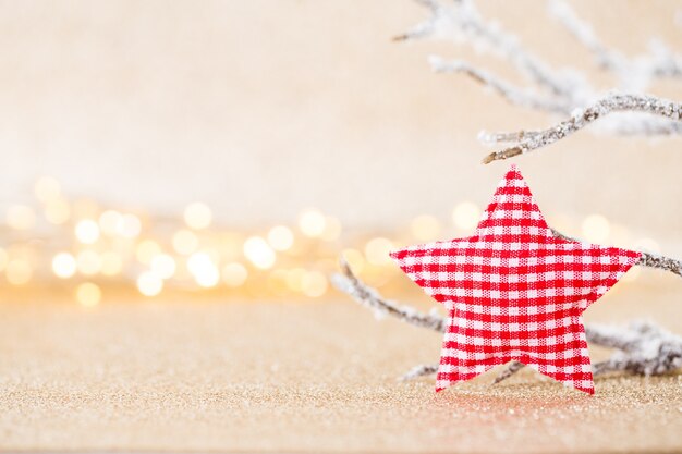 Foto concetto di natale. decorazione festiva su sfondo bokeh argento. anno nuovo concetto. copia spazio. lay piatto. vista dall'alto.