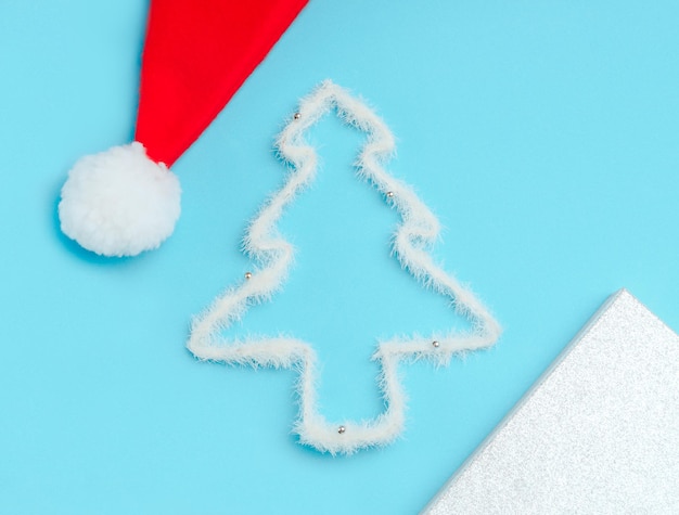 Рождественская концепция шляпа санта-клауса помпон новогодняя елка и подарочная коробка