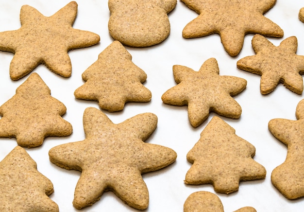 Foto concetto di natale con biscotti fatti in casa in cucina