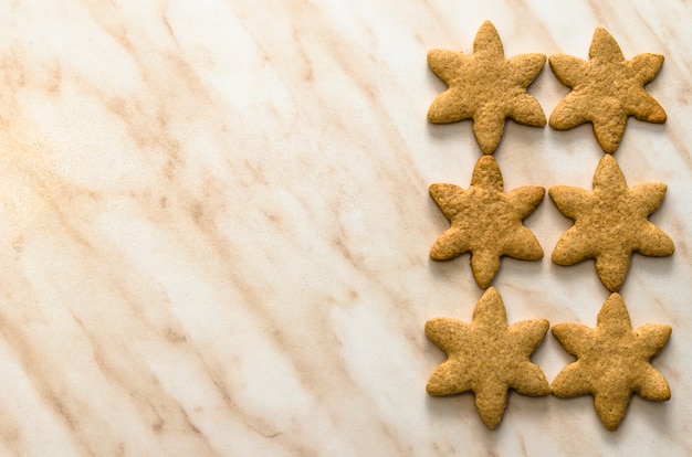 キッチンで自家製のクッキーとクリスマスのコンセプト