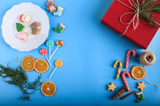 レイアウトで飾られたアイシングシュガークッキーの構成とクリスマスのコンセプト。テキスト用のコピースペース