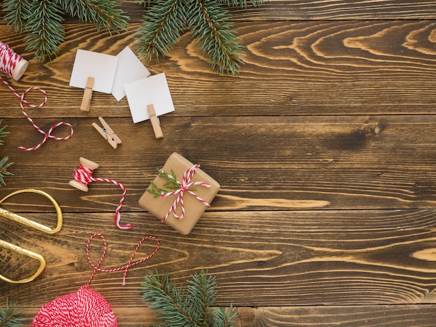 コピースペースと木製のテーブルのクリスマスのコンセプト