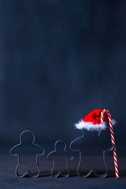 진저브레드 모양의 크리스마스 쿠키 커터는 행복한 가족 휴가 개념을 망라합니다.