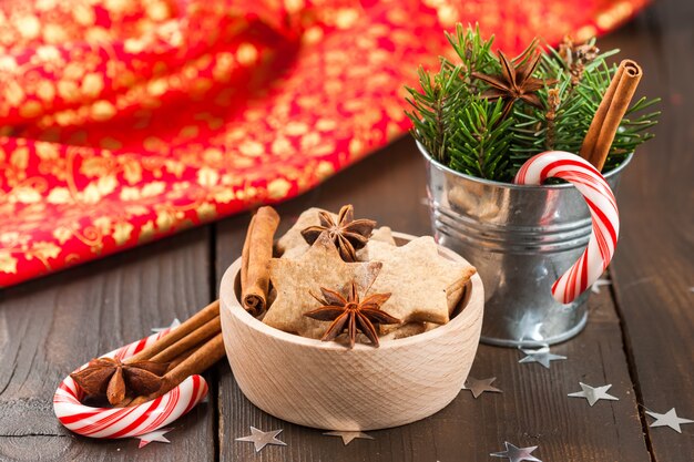 鍋にボウルとブランチモミの木のクリスマスクッキー