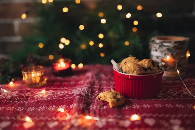 クリスマスのクッキーとキャンドル、クリスマスツリーとライト。高品質の写真