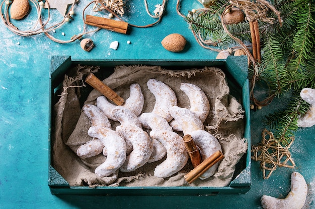 Mezzaluna di biscotti di natale con decorazioni natalizie