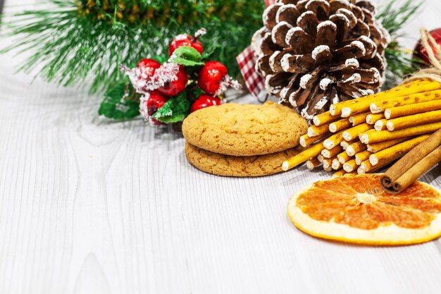 クリスマスのクッキーと白い背景の上の装飾。