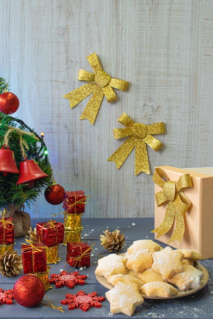 ホリデーギフトボックスのクリスマスクッキーの装飾の準備クリスマスツリーの装飾