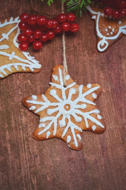 木製の背景にクリスマスクッキーモミお祭りの装飾ジンジャーブレッド