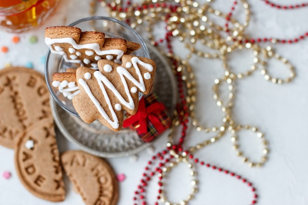 Foto biscotti di natale un abete, in un bicchiere, la vista dall'alto