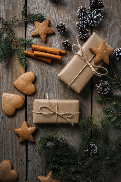クリスマスのクッキーとギフト、上面図、クリスマスの背景