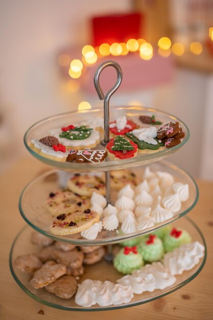 装飾休日の明るい背景のプレートに自家製のクリスマスクッキー