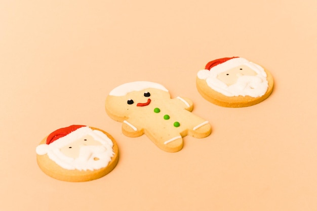 写真 ベージュの背景に分離されたクリスマスクッキー