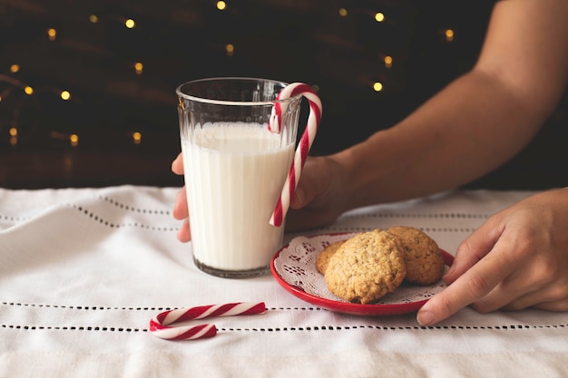 サンタのクリスマスクッキーと牛乳