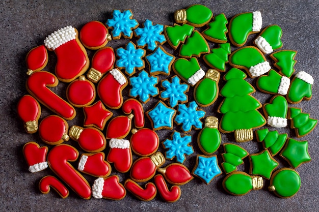 Biscotti di natale rosso blu verde ghiacciato regalo fiocco di neve albero di natale pan di zenzero