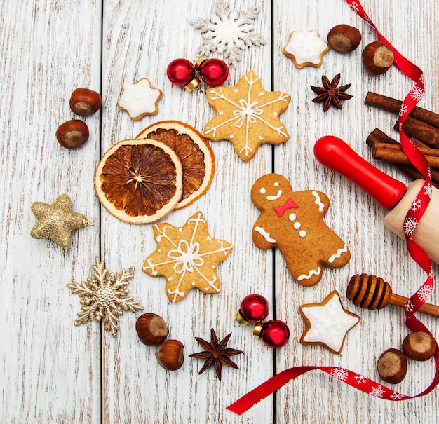 Рождественское печенье, скалка и безделушки