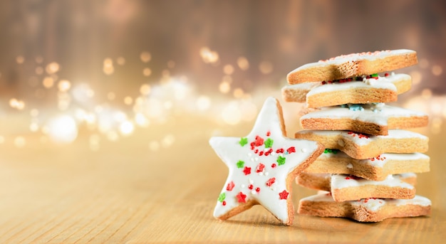 テーブルの上の星の形をしたクリスマスクッキー