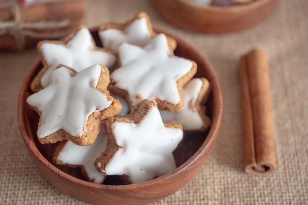 白いアイシングで星の形をしたクリスマスクッキー。