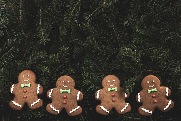 가문비나무 전나무 축제 배경에 크리스마스 쿠키