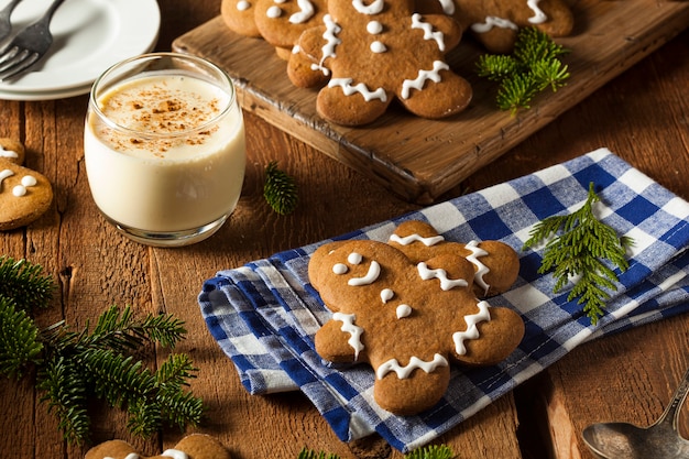 テーブルの上のクリスマスクッキー