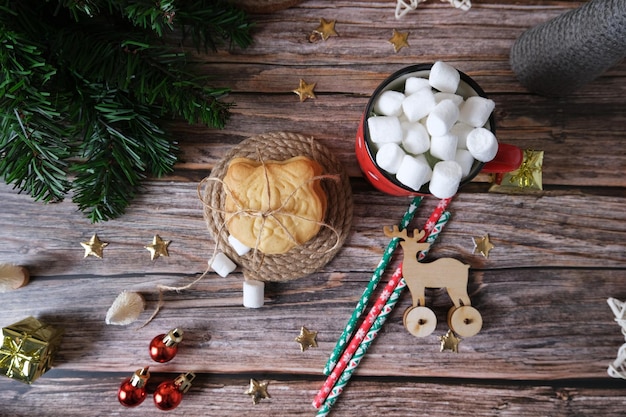 マシュマロとホットチョコレートのカップとプレート上のクリスマスクッキー虎の頭
