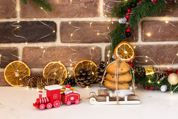 Foto biscotti di natale al cioccolato su slitte e locomotiva rossa