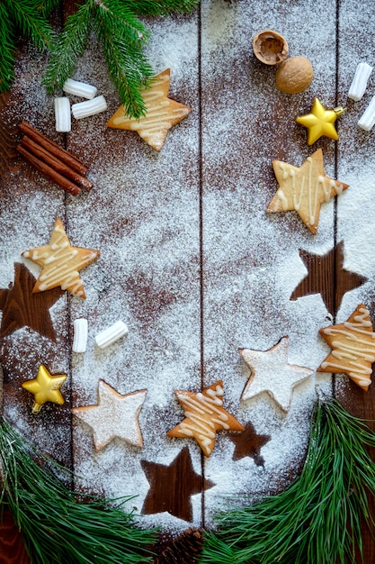 나무 테이블에 장식으로 크리스마스 쿠키입니다.