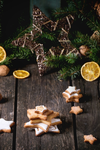 Biscotti di natale con decorazioni festive