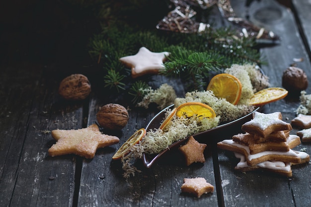 お祝いの装飾を施したクリスマスクッキー