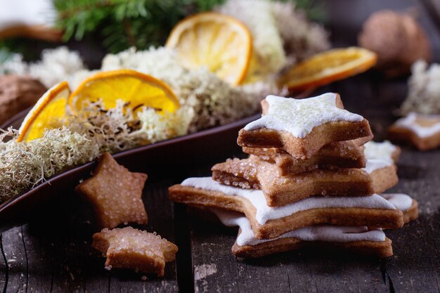 お祝いの装飾を施したクリスマスクッキー