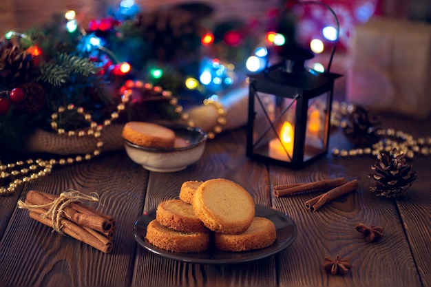 夜の居心地の良い設定でお祝いの装飾が施されたクリスマス クッキー