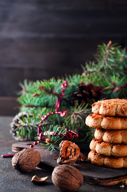 Biscotti di natale con decorazioni festive