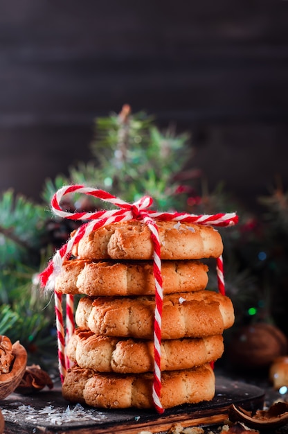 お祝いの装飾を施したクリスマスクッキー