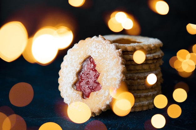 ジャムとクリスマスクッキー。人気のあるオーストリアのクッキーはリンツクッキーです。セレクティブフォーカス。