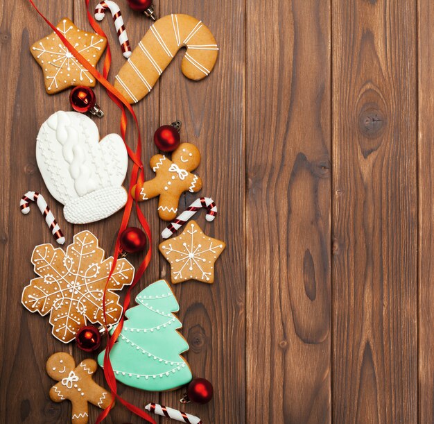 木製の背景上のクリスマスのクッキー