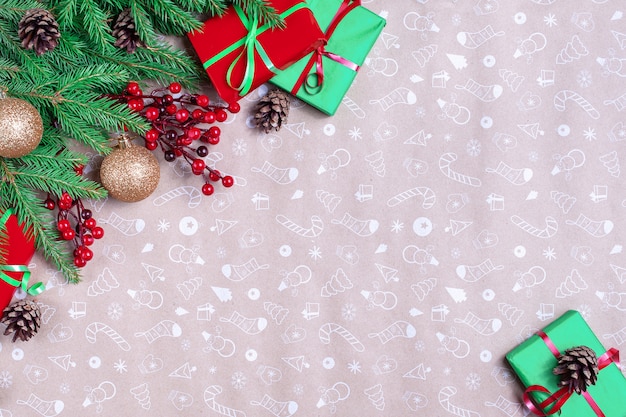 Рождественский уголок композиция. Рама из еловых веток, сосновых шишек на фоне художественной бумаги. Рождество, зима, новогодняя концепция. Плоская планировка, вид сверху, копия пространства.