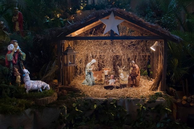 Фото Рождественские ясли с иосифом марией и маленьким иисусом