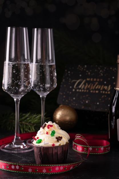 Foto cupcake di natale con crema alla vaniglia e champagne alla vigilia di capodanno