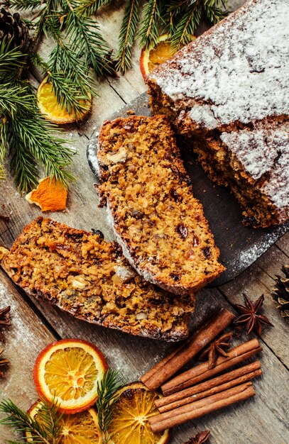 Photo christmas cupcake with walnuts, raisins and orange zest.