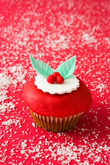 Foto cupcakes di natale su sfondo rosso