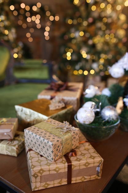 Photo christmas decor against the background of a dark interior