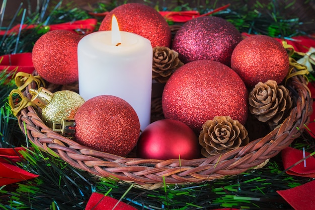 Рождественский декор свечей в новогодней композиции праздничного оформления