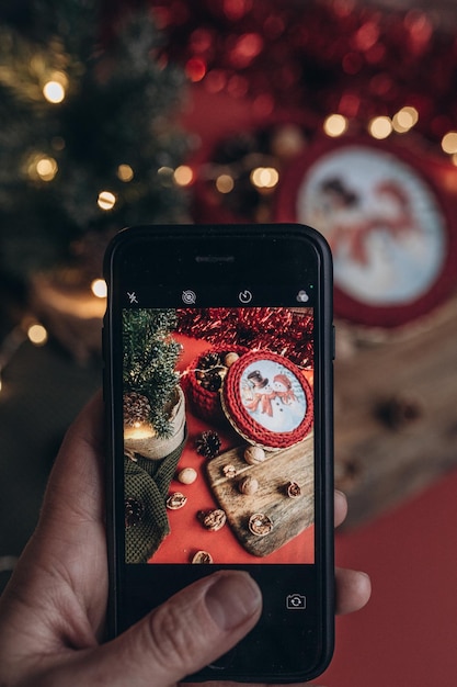 Foto decorazione natalizia su uno sfondo rosso decorazione di tavolo festiva