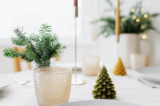 Decorazioni natalizie nell'ambientazione di una tavola festiva per il pranzo o la cena