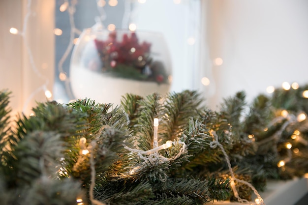 写真 クリスマスの装飾 インテリアは松と装飾的な光で装飾されています