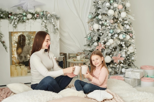 Decorazioni natalizie albero di natale vintage e regali accogliente mattina d'inverno