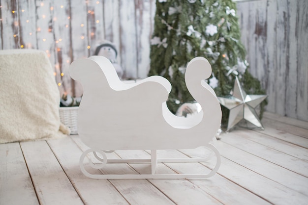 Foto slitta di legno bianca per decorazioni natalizie per un bambino
