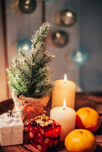 Рождественский декор со свечами и подарками