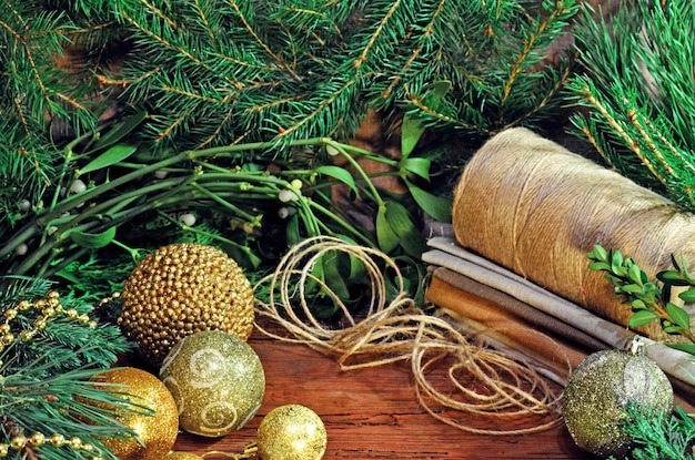木製のヴィンテージテーブルのクリスマスの装飾休日の自然な装飾のコンセプトトップビューコピースペースクリスマスまたは新しいイチイのアイデアと装飾ロープと荒布