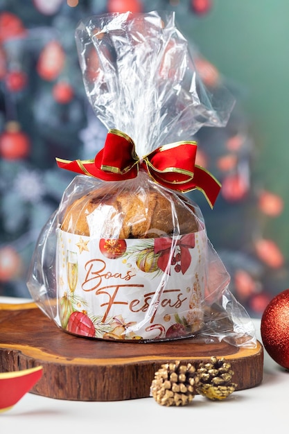 Foto panettone al cioccolato decorato a natale